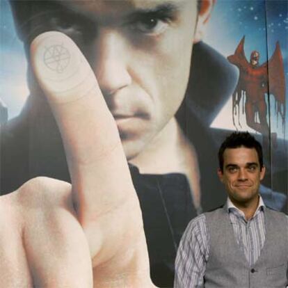 Robbie Williams, en Berlin ante un cartel promocional de su nuevp disco.