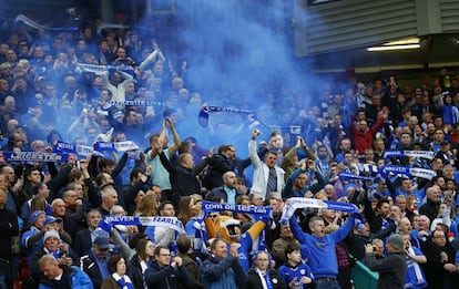 Los hinchas del Leicester en Old Trafford.