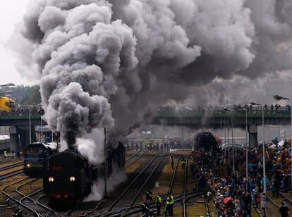 Locomotoras de vapor desfilan en la ciudad de Wolsztyn (Polonia).