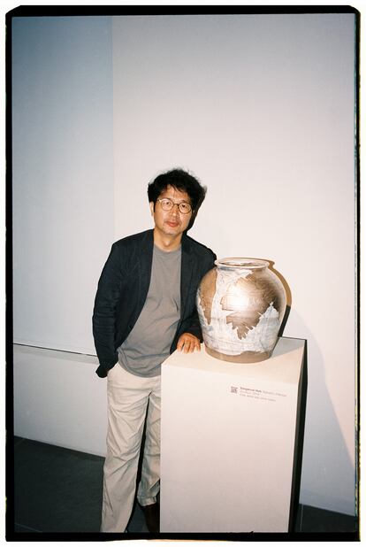 Sangwook Huh posaba con su obra.