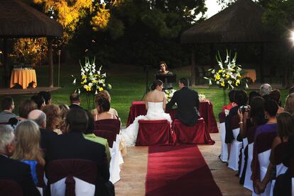 Las bodas van a la baja. En 2010 se celebraron 167.247, la mayoría civiles.