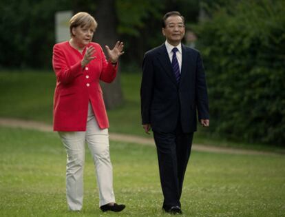 La canciller Angela Merkel y el primer ministro Wen Jiabao, tras la llegada del mandatario chino a Berlín.