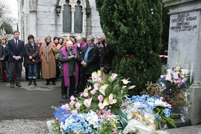 Homenaje a Gregorio Ordóñez, ayer en el cementerio donostiarra de Polloe.