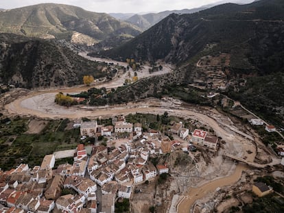 Vista aérea de Sot de Chera este miércoles, con el puente que cruza el río destrozado por la fuerza del agua, en el fondo, lugar donde estaba el edificio de tres plantas donde vivían Ana, su marido Javi (desaparecido) y sus hijos Javi (fallecido tras el derrumbe) y Ainoha.