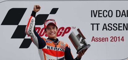 Márquez celebra la victoria en Assen.