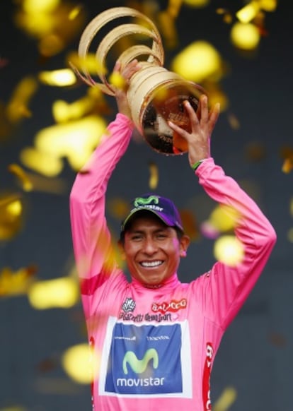 Quintana alza la copa que le acredita como campeón del Giro.
