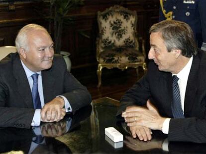 Kirchner (derecha) y Moratinos, reunidos en la Casa Rosada, sede del Ejecutivo argentino, en septiembre.