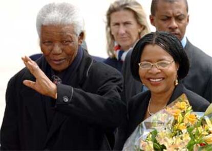 El ex presidente de Suráfrica, Nelson Mandela, y su mujer, Graca Machel.