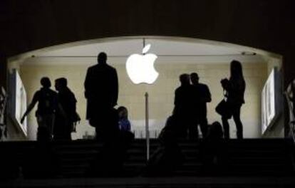 Fotografía de archivo tomada el 11 de enero de 2013 que muestra a clientes en una tienda Apple en Grand Central Station en Nueva York, Estados Unidos. EFE/Archivo