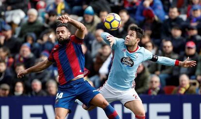 Ivi y Hugo Mallo disputan la pelota durante el Levante-Celta de la pasada jornada.