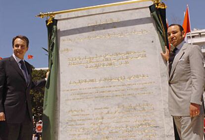 Zapatero y el rey Mohamed VI descubren una placa en recuerdo de las víctimas del atentado de Casablanca.