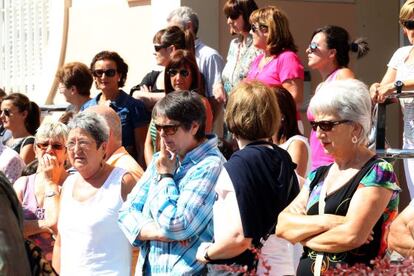 Vecinas y amigas de la familia han participado en la concentración de repulsa de este mediodía por el asesinato de la joven de 28 años