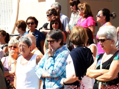 Vecinas y amigas de la familia han participado en la concentración de repulsa de este mediodía por el asesinato de la joven de 28 años