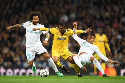 Douglas Costa, de la Juventus, es presionado por Marcelo y Casemiro.