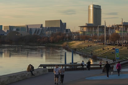 En el Meandro de Ranillas, la última curva que traza el Ebro antes de cruzar Zaragoza, donde antaño había huertos y en 2008 se plantó la Exposición Universal, resplandecen y oxigenan el aire los 25.000 árboles y 40.000 arbustos del Parque del Agua, que en otoño, por motivos obvios, es cuando más bellos están. Este oasis de diseño de 120 hectáreas es un nuevo concepto de parque, cuyo objetivo principal, según la web del Ayuntamiento, es “reafirmar los lazos de la ciudad con su territorio, manteniendo los ambientes más naturales en el meandro”. Para ello, se ha conservado la vegetación autóctona (sauces, álamos, olmos, tamarices y fresnos) y se han creado 200 huertos ecológicos. Pero como no todos los zaragozanos son unos hippies obsesionados con lo natural y lo autóctono, se han introducido también cosas más del gusto de los modernos urbanitas: golf, canal de aguas bravas, playa fluvial, parque de aventura, centro termal… (zaragoza.es)

