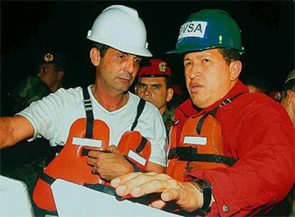 Hugo Chávez (derecha), vestido de trabajador del petróleo, durante su visita el sábado al buque <b></b><i>Pilín León.</i>