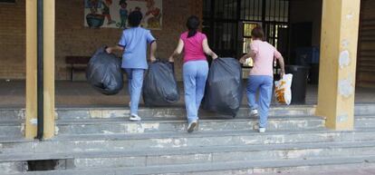 Operarias recogen la basura de un colegio de Jerez. 