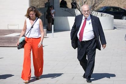 El conseller d'Economia, Andreu Mas-Colell, arribant a la capella ardent de Leopoldo Rodés.