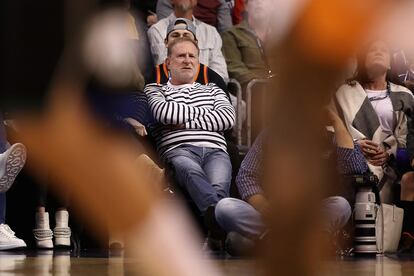 El dueño de los Phoenix Suns, Robert Sarver, durante un partido contra los Milwaukee Bucks.