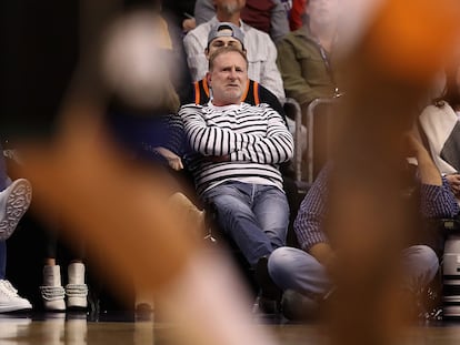 El dueño de los Phoenix Suns, Robert Sarver, durante un partido contra los Milwaukee Bucks.