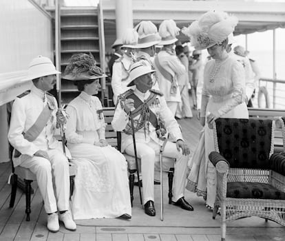 The Duke of Cambridge, the Duchess of Devonshire and the Marquis of Crewe aboard the Queen Mary.
