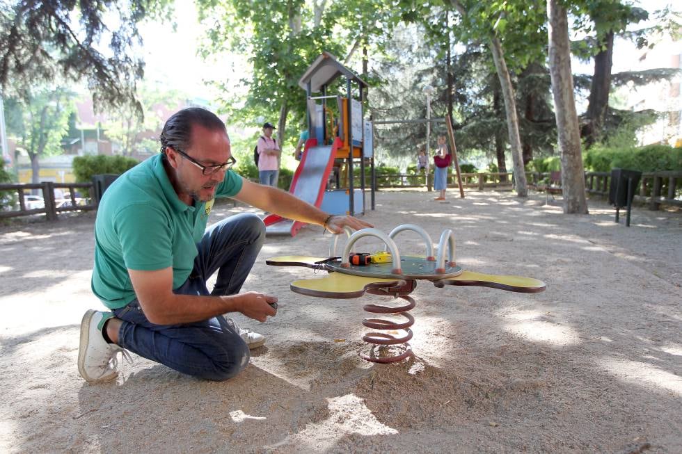 Un técnico de la entidad certificadora Ases XXI inspecciona un parque infantil en Madrid.
