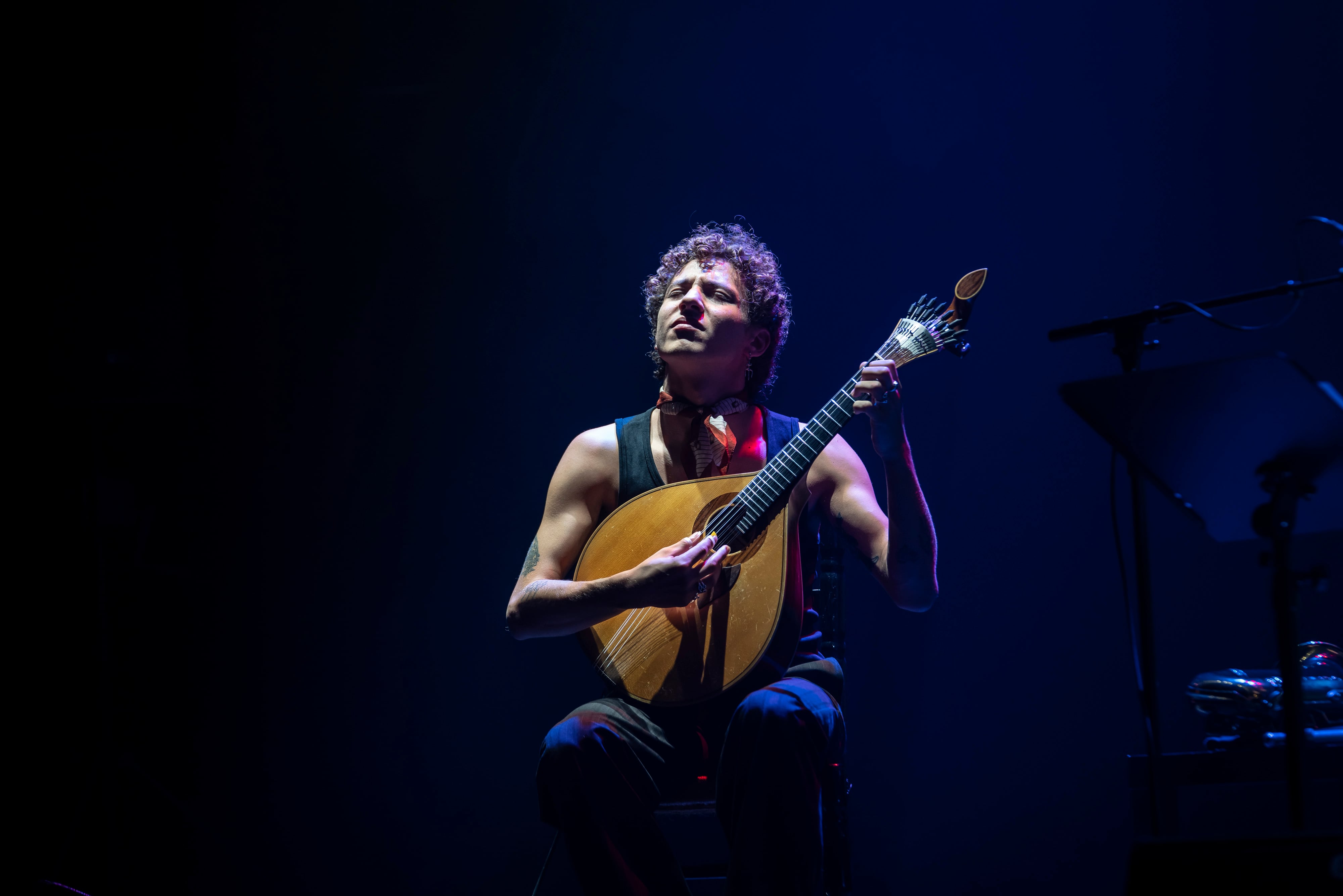 El músico portugués Gaspar Varela toca el laúd (guitarra portuguesa) en el escenario del Teatro Gayarre durante el primer día de actuaciones en el Flamenco On Fire de Pamplona, en una foto cedida por el festival.