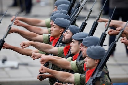 En el desfile han participado por primera vez unidades de las Fuerzas Armadas españolas, en concreto 128 militares pertenecientes al Ejército de Tierra, la Armada y el Ejército del Aire.