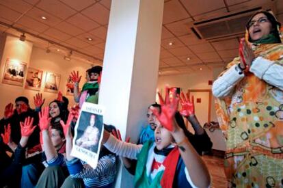 Los activistas saharauis, esta mañana, en la sede del PSPV-PSOE en Valencia.