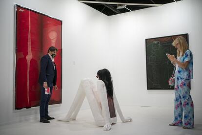 Una obra de Rebecca Ackroyd en la feria Arco 2021, en Ifema en Madrid. 