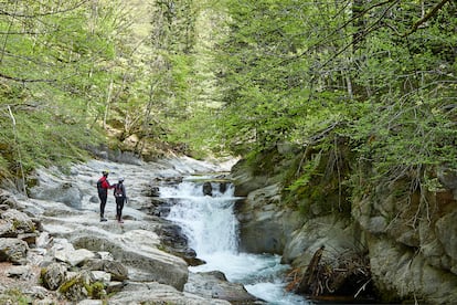 Dos excursionistas en la cascada del Cubo, en la Selva de Irati.