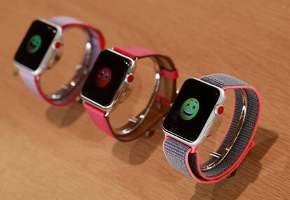 Apple watches on display at an Apple store in Chicago, March 27, 2018. / AFP PHOTO / JIM YOUNG