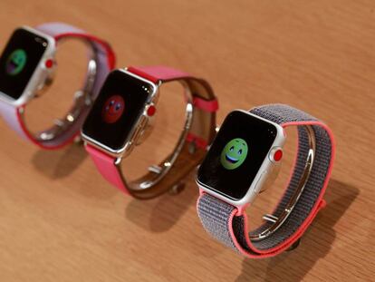 Apple watches on display at an Apple store in Chicago, March 27, 2018. / AFP PHOTO / JIM YOUNG