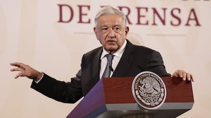 Andrés Manuel López Obrador, habla en su conferencia de prensa matutina en Palacio Nacional, este miércoles.