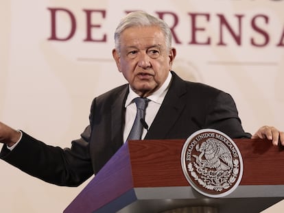 Andrés Manuel López Obrador, habla en su conferencia de prensa matutina en Palacio Nacional, este miércoles.