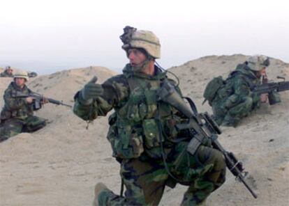 Un sargento de marines de la 15ª Unidad Expedicionaria da órdenes a su escuadra en Zubayr, al sur de Irak.