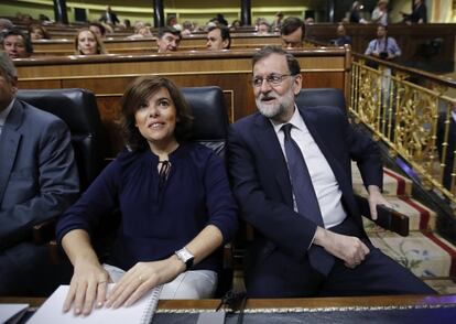 El presidente del Gobierno, Mariano Rajoy y la vicepresidenta, Soraya Saénz de Santamaría, en sus escaños del Congreso de los Diputados.