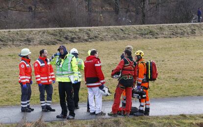 El accidente se produjo cerca de la localidad de Bad Aibling, en el estado federado de Baviera. En la imagen, miembros de emergencias en la zona.
