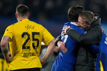 Potter se abraza ayer con Chilwell después de la victoria del Chelsea ante el Dortmund.