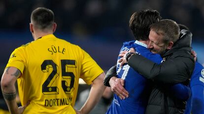 Potter se abraza ayer con Chilwell después de la victoria del Chelsea ante el Dortmund.