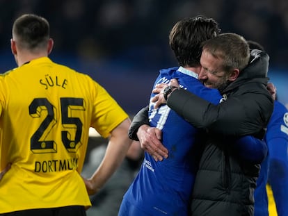 Potter se abraza ayer con Chilwell después de la victoria del Chelsea ante el Dortmund.