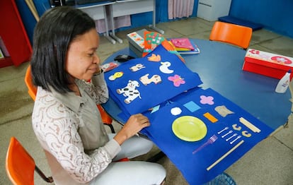 Professora Clegilda Matos prepara material de educação especial.