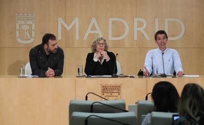 Manuela Carmena, junto a los concejales Nacho Murgui (i) y Pablo Soto comparecen en una imagen de archivo.