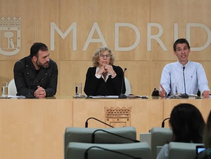 Manuela Carmena, junto a los concejales Nacho Murgui (i) y Pablo Soto comparecen en una imagen de archivo. 