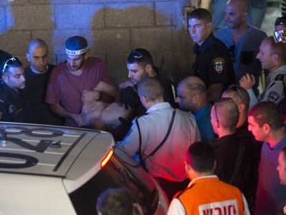 A polícia prende Raed Jalil Ben Mahmud, em Tel Aviv.