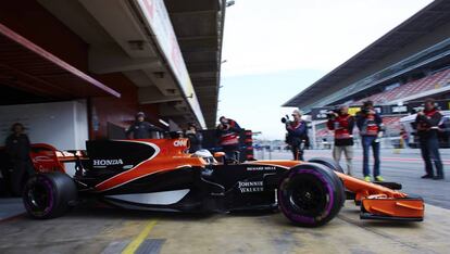 El McLaren de Alonso sale del box en Montmeló.