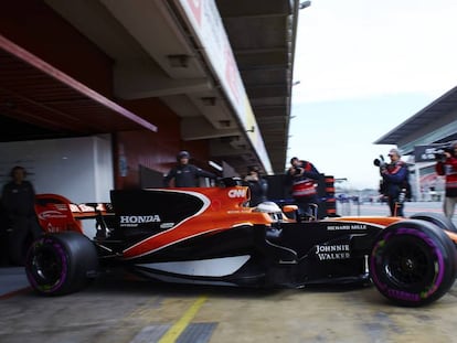 El McLaren de Alonso sale del box en Montmel&oacute;.