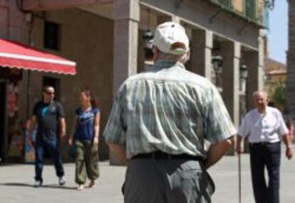 Dos jubilados pasean por la calle en Madrid