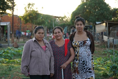Leidi Gómez, Petrona Ruidia y Leiny Gómez en la huerta comunitaria de Cerro Poty. 