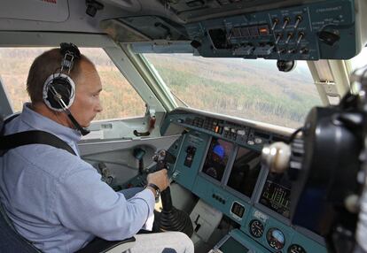 El primer ministro ruso, Vladímir Putin, se sienta de copiloto en la cabina de un avión polivalente Beriev Be-200 del Ministerio de Emergencias, lanzando agua sobre el incendio forestal en Ryazan, en agosto de 2001.